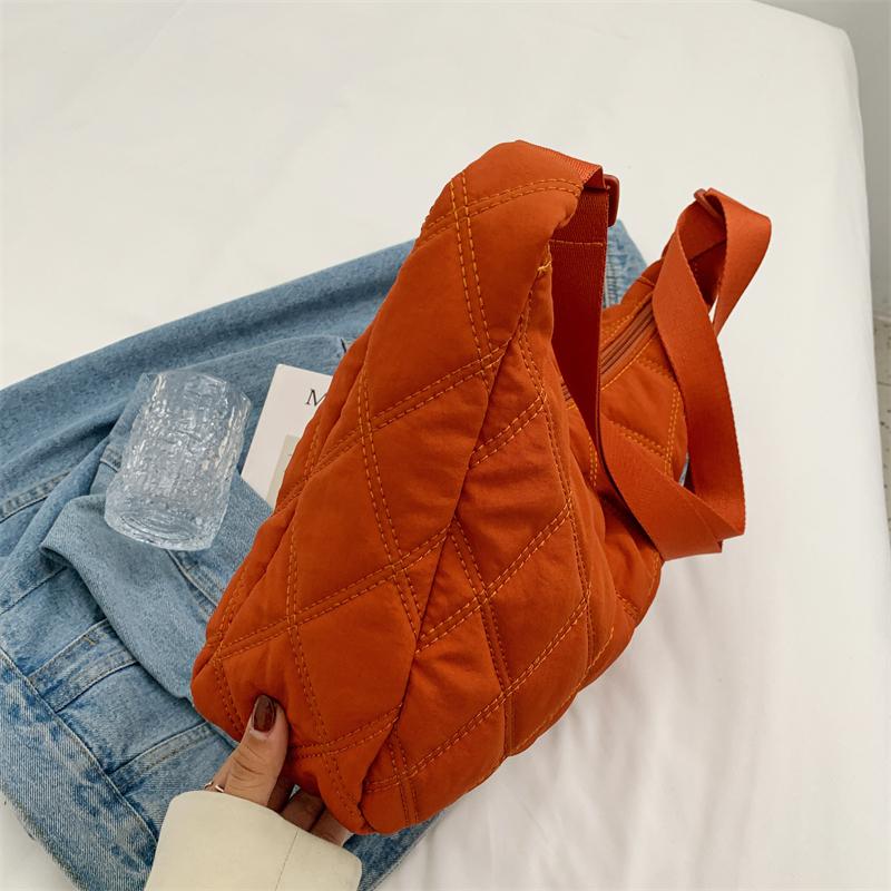 Genți laterale din nailon moale pentru femei 2024 în tendințe Brand Genți de mână mari de lux matlasate pentru damă Genți crossbody cu găleată de umăr Brand de designer