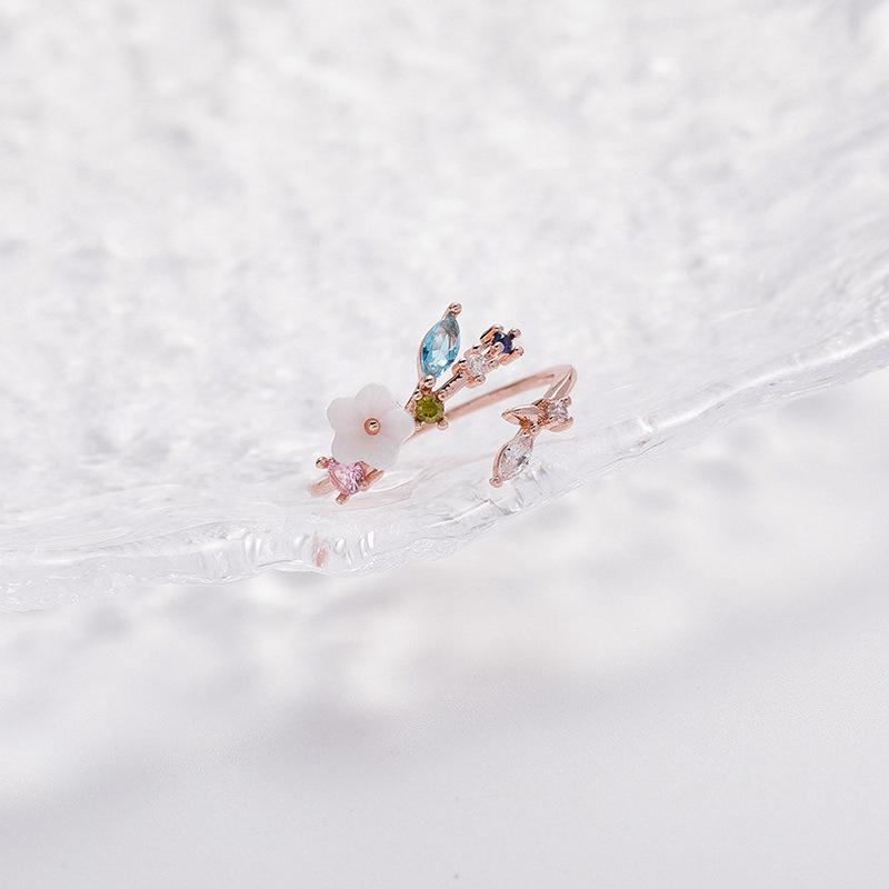 Elegant Women's Heart Flower Open Ring with Sparkling Diamonds