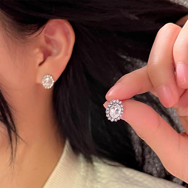 Oval Rhinestone Gentle Temperament Earrings Fashion Niche Design Stud Earrings Women Feel Cold Wind Ins Wind Earrings