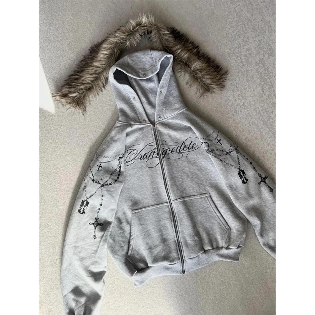 BeatStreet Móda Streetwear Dámská Gotická Punková Bunda s Kapucí z Umělé Kožešiny s Potiskem Kříže Trendy Drsná Mikina na Zip