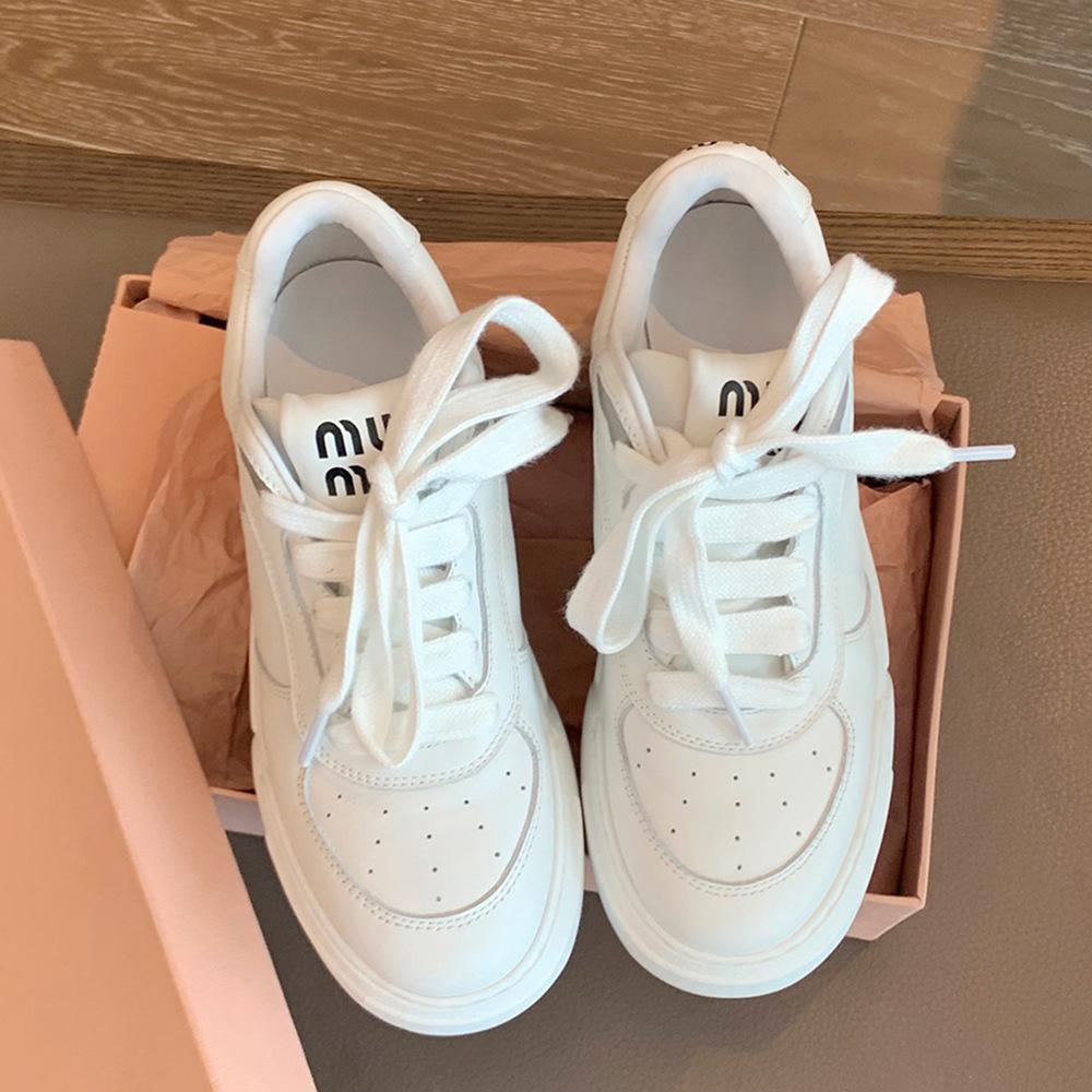 Su Yinyin has the same item in stock. New models are versatile and heightened. Small dirty shoes are thick-soled and old casual shoes. Board shoes ar