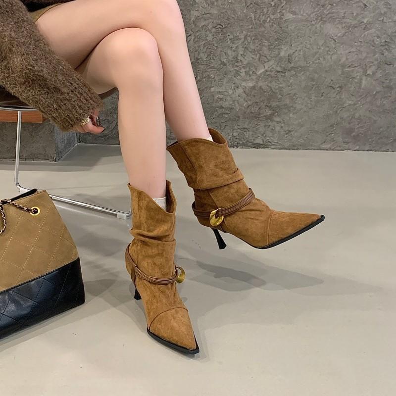 Europeisk och amerikansk stil nya högklackade spetsiga plisserade mocka staplade stövlar metallspänne rem en-pedal mode damstövlar korta stövlar