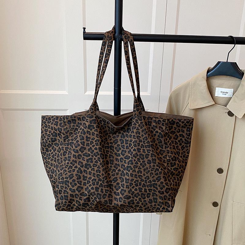 This Year's Popular Bag Women's 2025 New Fashionable Retro Leopard Print Tote Bag Student Class Bag Lightweight Handbag