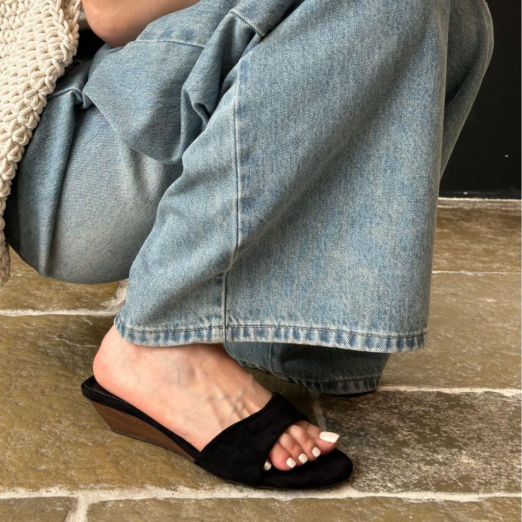 2025 New French Minimalist Wind Slope Heel One-word Drag Women's Summer Outer Wear Daily Commute Low Heel Drag Small Sandals