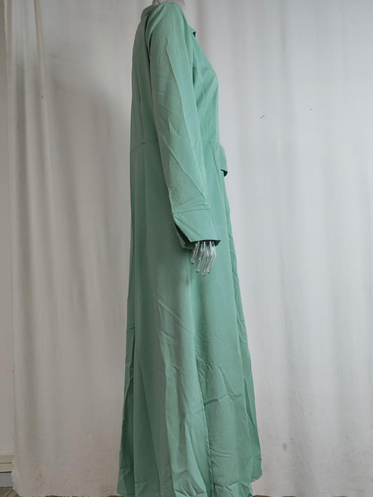 Ein einfarbiges Schnürkleid mit Raffung in der Taille, ein langärmliges asymmetrisches Hemd, ein Kleid Frau