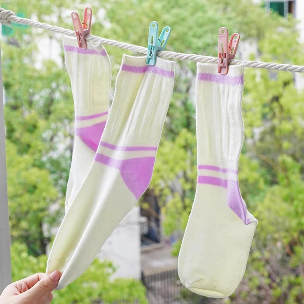 30 Pièces Pince à Linge en Plastique avec Panier Clips pour Vêtements Chaussettes Serviettes Fixation Linge Pinces à Linge Attache Picots Organisateur de Rangement