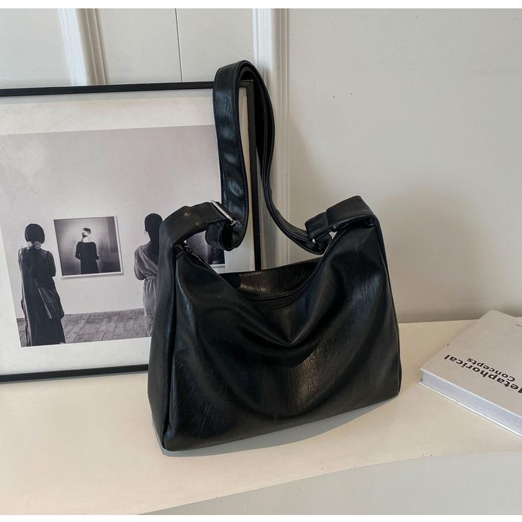 

Simple wind large capacity soft messenger bag women s 2025 new trendy fashion versatile casual out shoulder bag