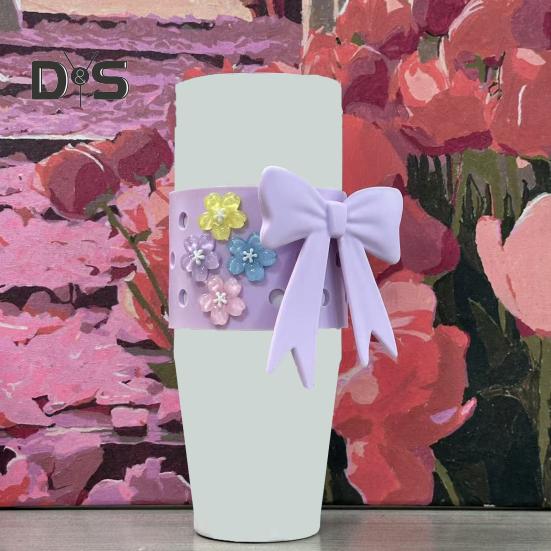 Silikon-Becherhülle für 40-oz-Becher, DIY-Set mit Schleife und Blumenanhänger, rutschfeste Schutzhülle, spülmaschinenfest, Geschenk für Becherliebhaber