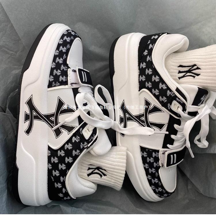 2025 Men's White Lightweight Versatile Thick-Soled Casual Sports Shoes