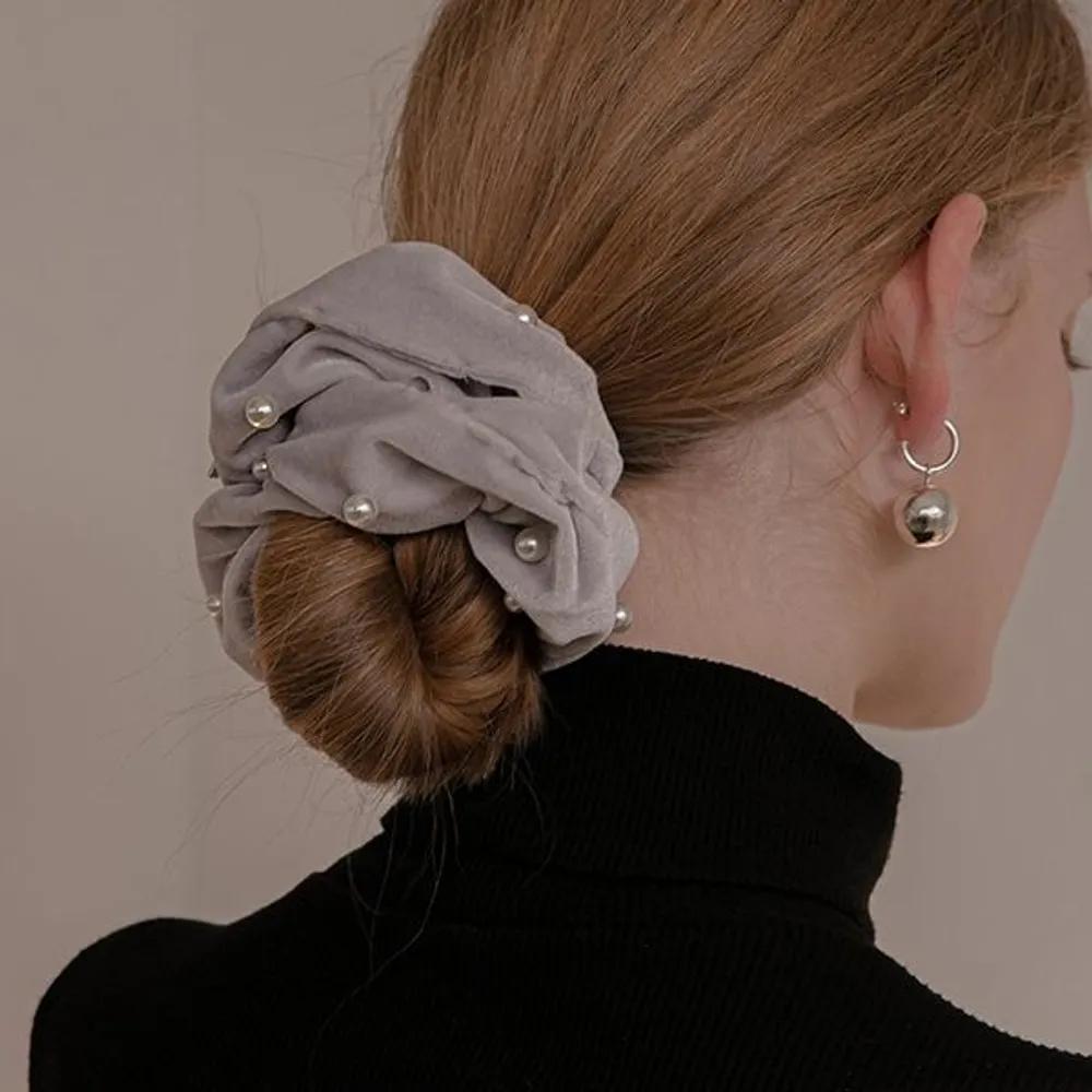 Snow Pearl Velvet Scrunchie JP-22-207S gray