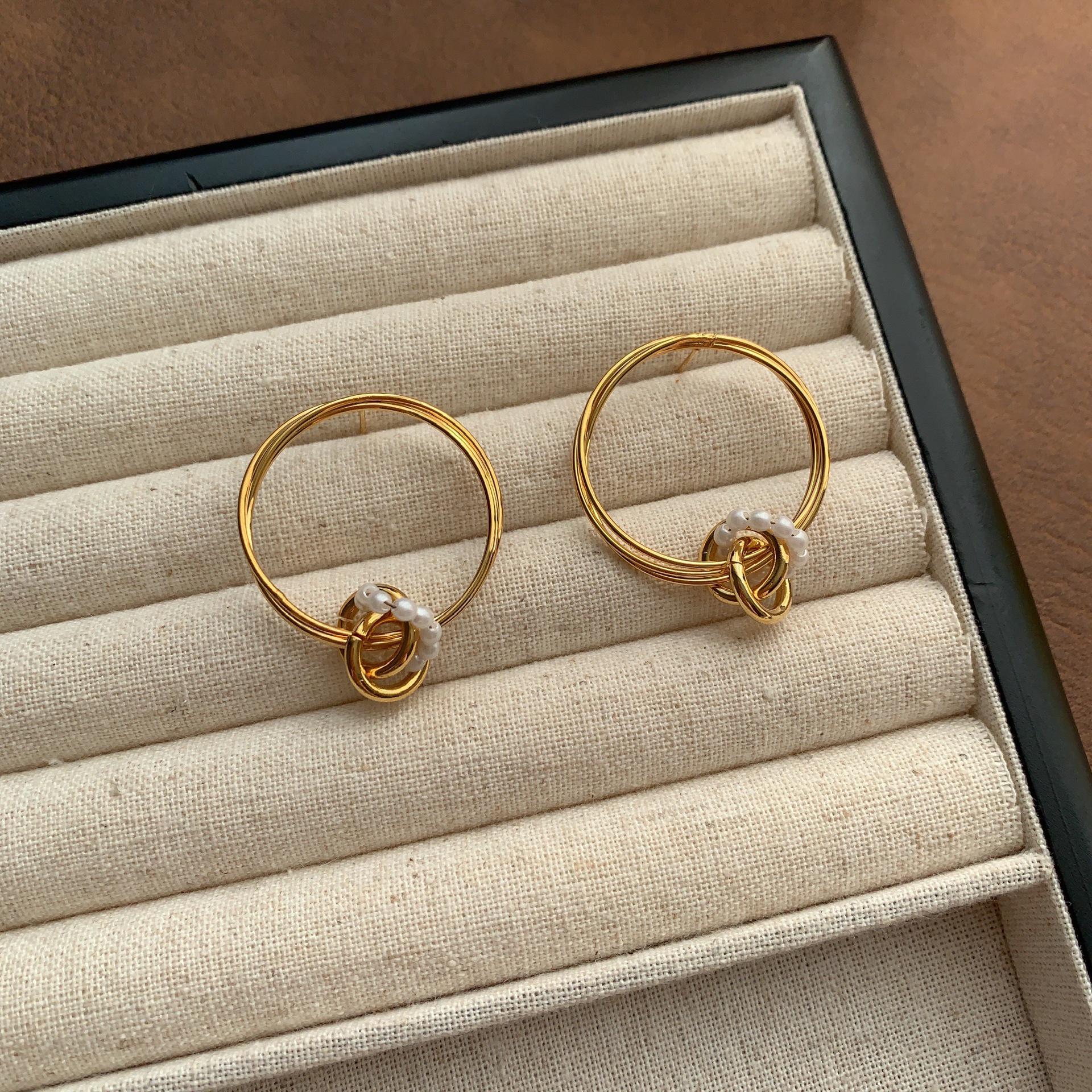 

Classic Minimalist Geometric Large Circle Earrings - Warm Luster, Versatile Fashion with an Exquisite Texture and Light Luxury Design