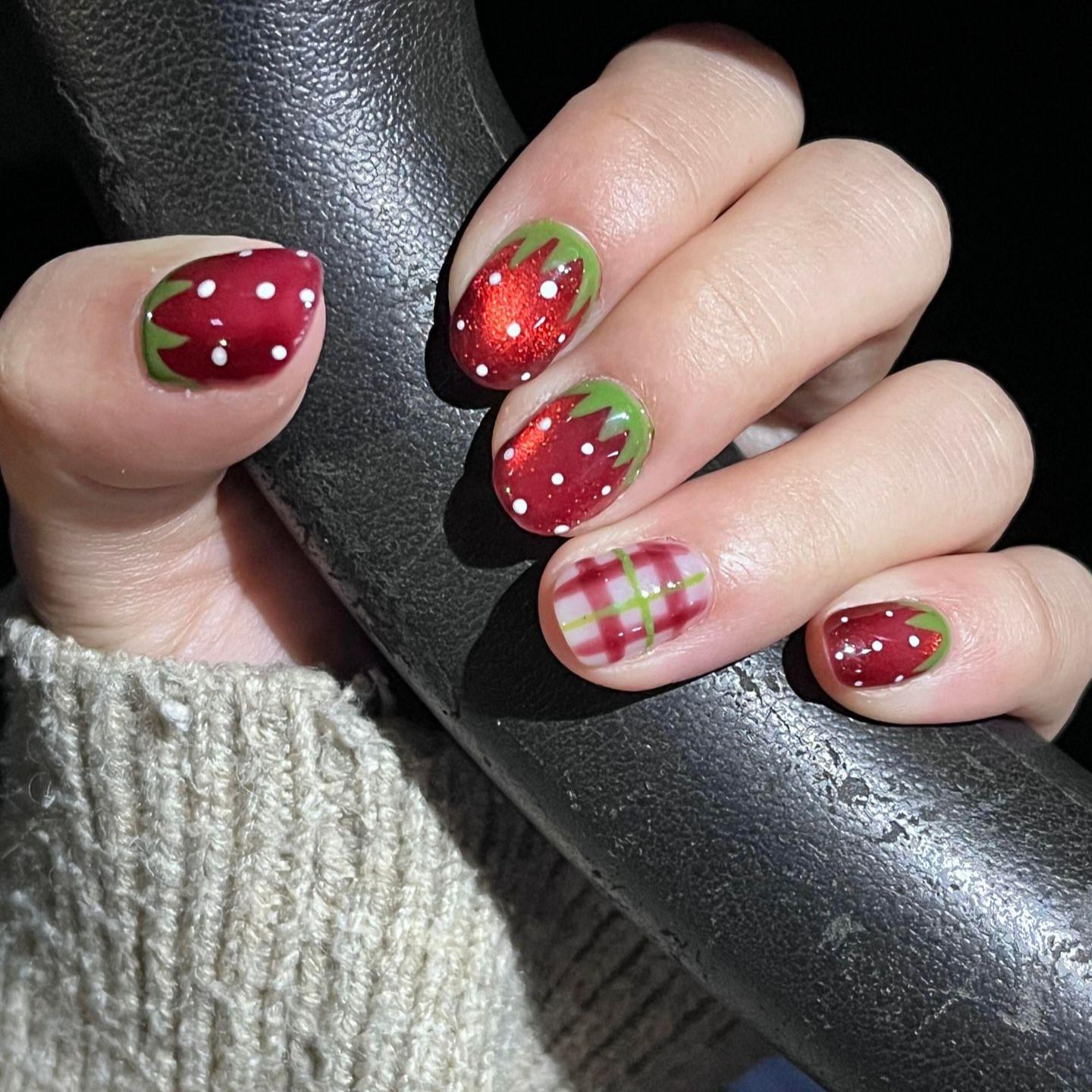 

Маленькая красная книга Весна/Лето Милая девочка Клубничный джем Клетка Накладные ногти Medium M