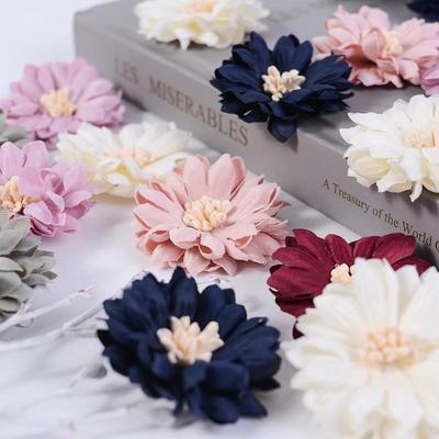Accessorio per Capelli a Forma di Ghirlanda di Fiori di Crisantemo in Microfibra Fatto a Mano