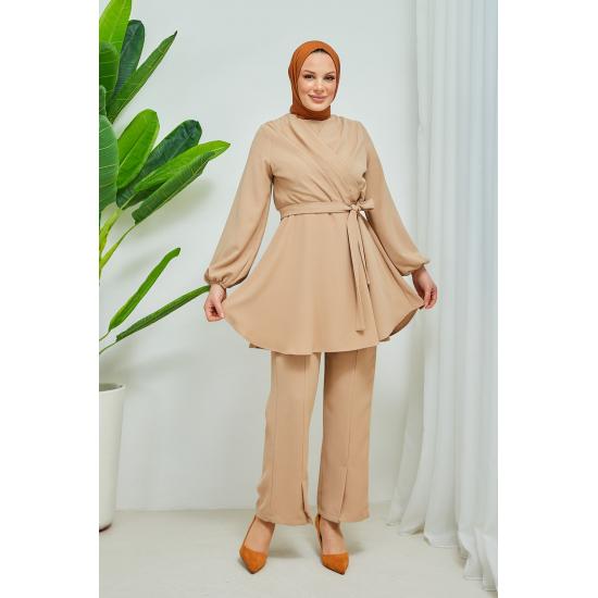 Costum pentru damă, cu guler dublu, cu brâu, din crep hijab