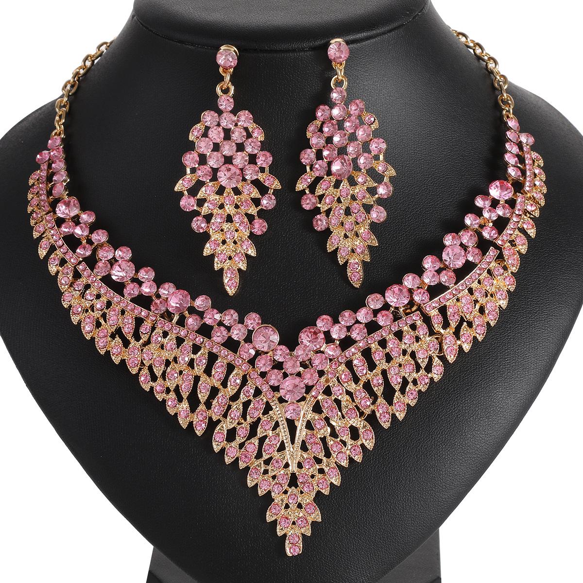 

2026 Clavicle Chain Court Temperament European and American Retro Exaggerated Temperament Crystal Gemstone Short Necklace Earring Set Dinner Party 45CM рожевий