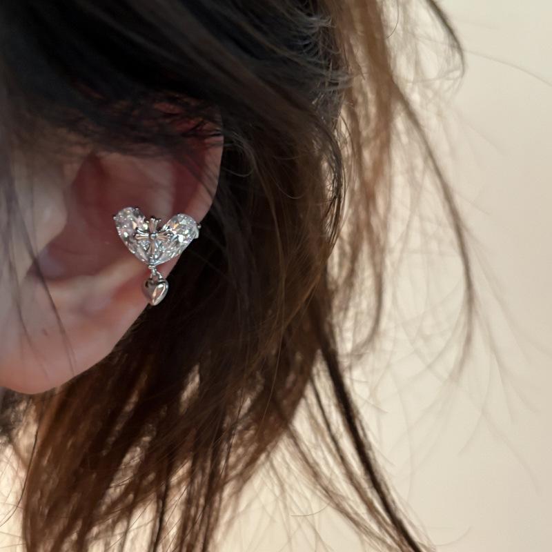 

K real gold electroplated zircon love cross ear clips, personalized design ear bone clips, niche high-end earrings.
