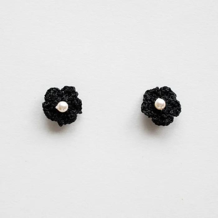 Gleaming Knit Flower Earring (Black)