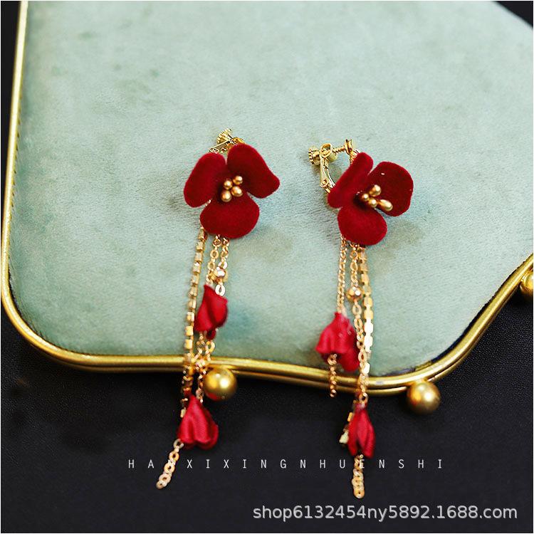 Qipao Roșu Elegant cu Coafură de Mireasă – Rochie Minimalistă Chineză pentru Nuntă și Logodnă