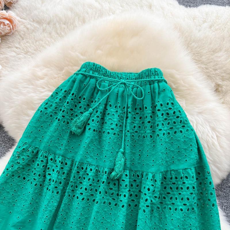 Denna eleganta damkjol i ihålig spets, broderad virkning med spetsar, får en att se smalare ut, är söt och mångsidig.