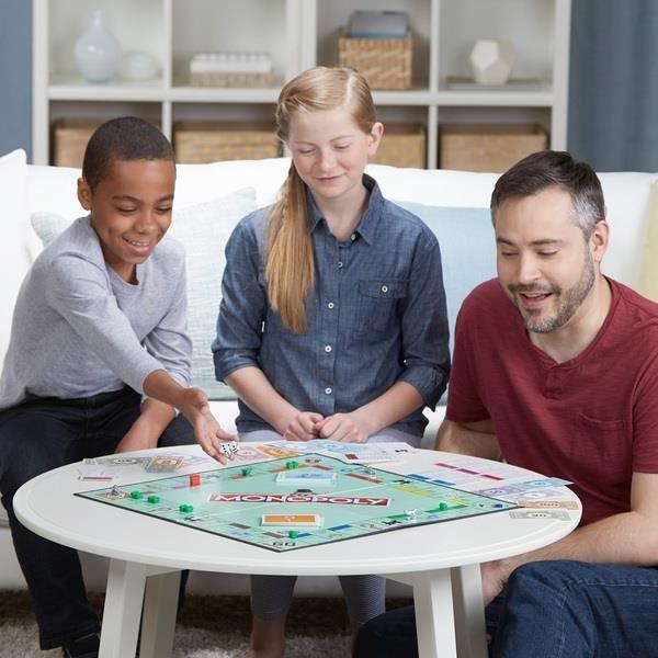 Monopoly - jeu pour la famille et les enfants - 2 à 6 joueurs - dès 8 ans - cartes choisies par le public incluses