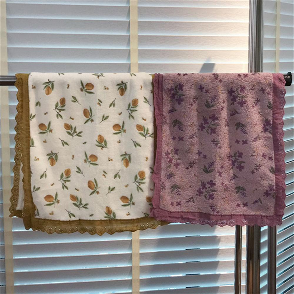 

Парное полотенце с кружевной отделкой и мелкими цветочными узорами. Мягкое, приятное для кожи, впитывающее, быстросохнущее, домашнее полотенце для лица для женщин.