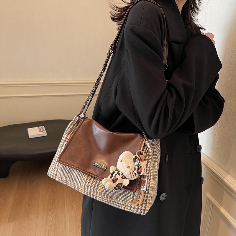 Contrasting colors, fashionable large-capacity bags, women's 2025 spring new foreign-style shoulder bags, woolen personalized ins tote bags