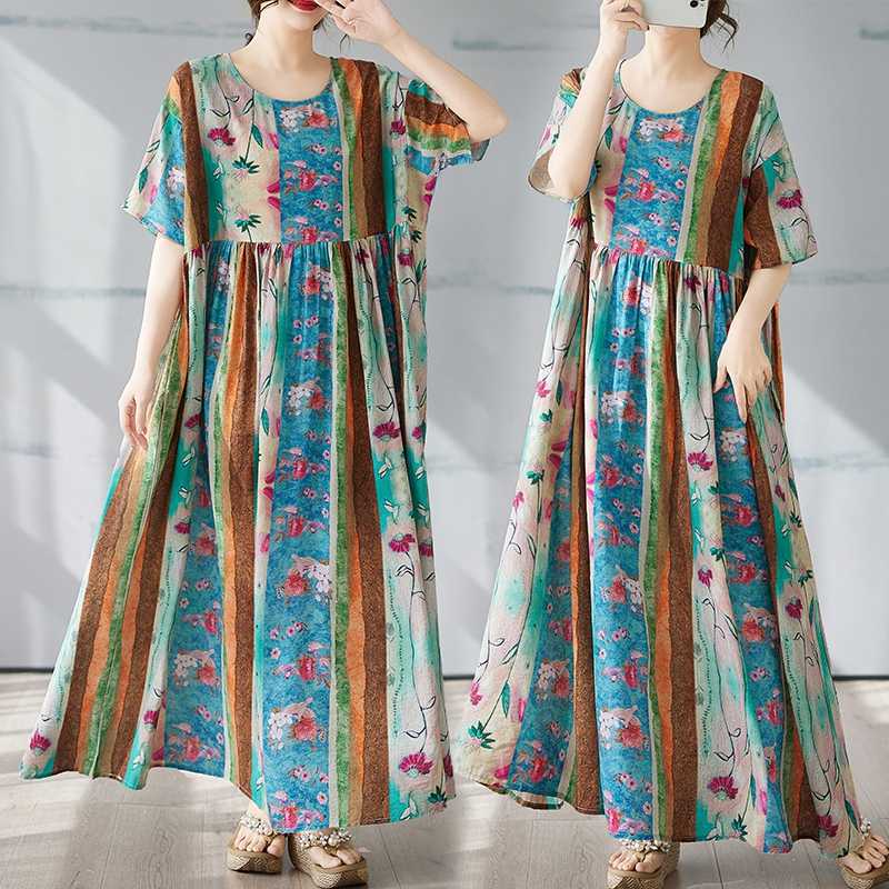 Enkel sommarklänning med bohemiskt tryck