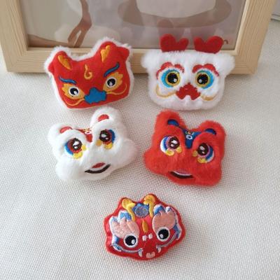 2024 Ejderha Yılı Peluş Rozet Aslan Uyanışı Maskot Bebek İğnesi Sevimli Eşarp Şapka Kıyafet Rozet Dekor Aksesuarları