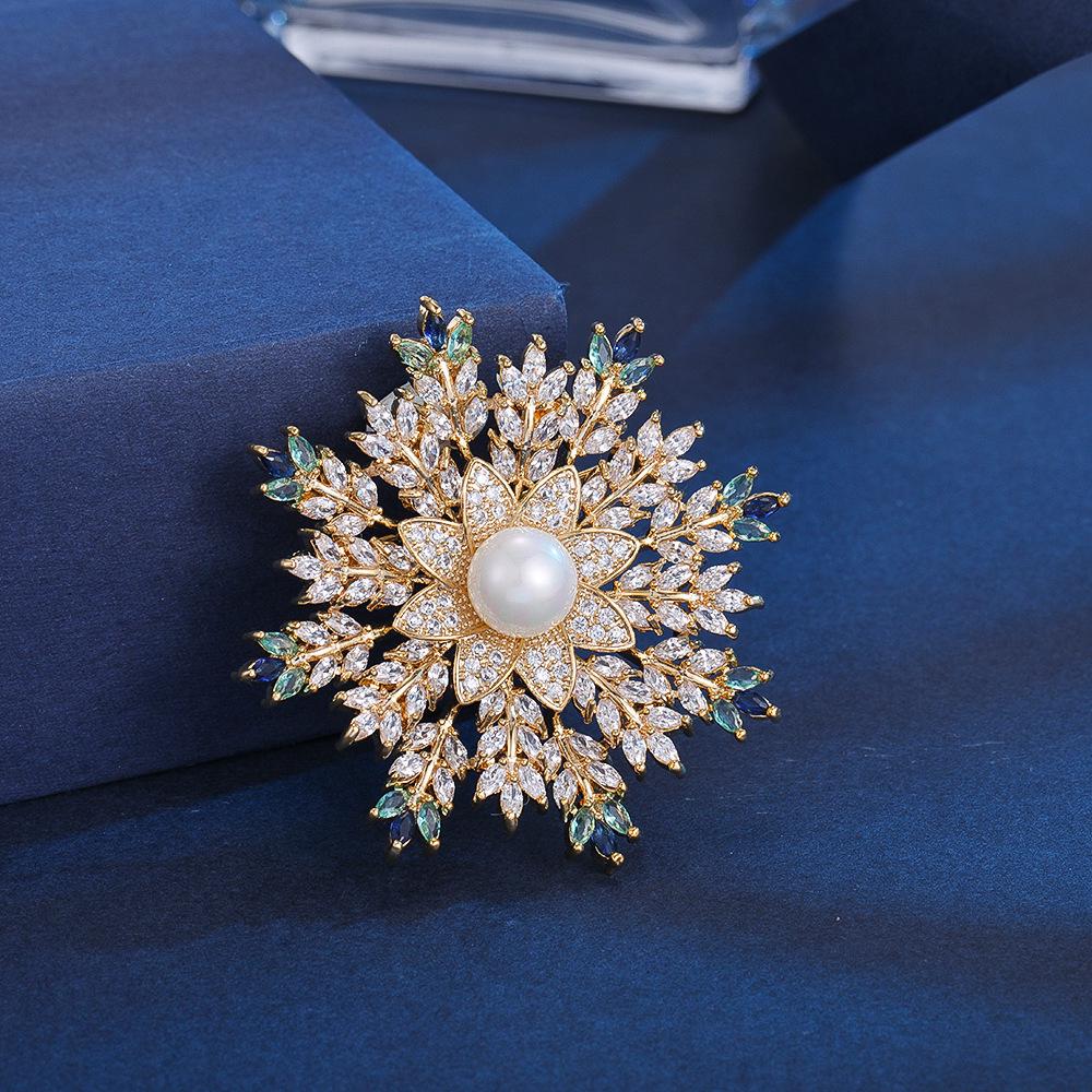 

Женская брошь-снежинка с разноцветной циркониевой инкрустацией - Универсальный дизайн для воротника и пальто