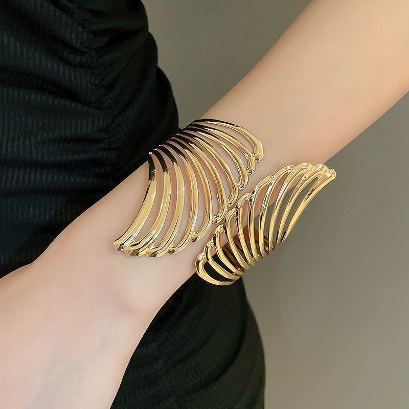 European and American Metal Flower Bracelet Exaggerated Niche High-end Bracelet Arm Ring Design Temperament Jewelry