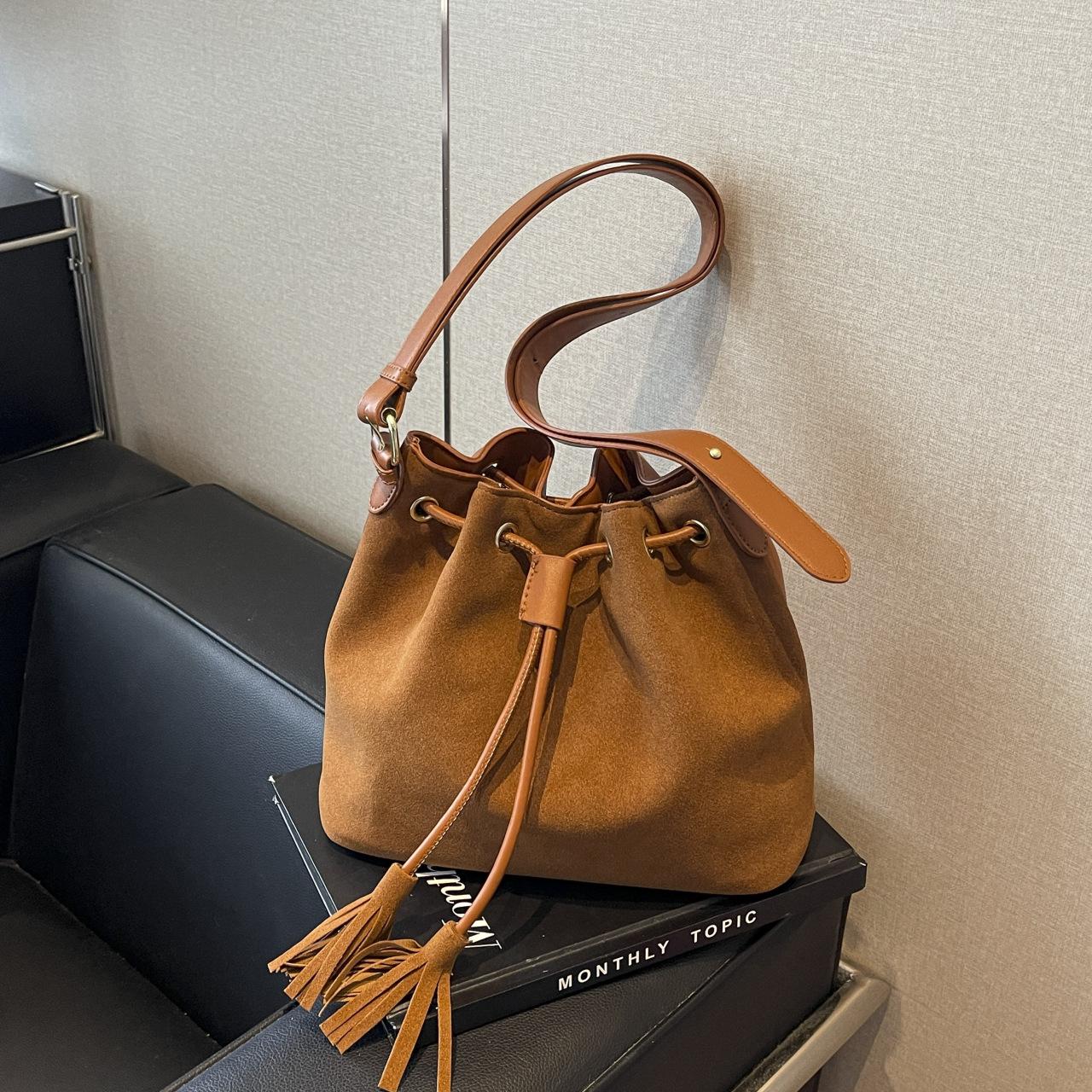 

Ретро матова сумка для жінок, нова сумка з китицями, повсякденна та модна універсальна сумка-відро великої місткості через плече