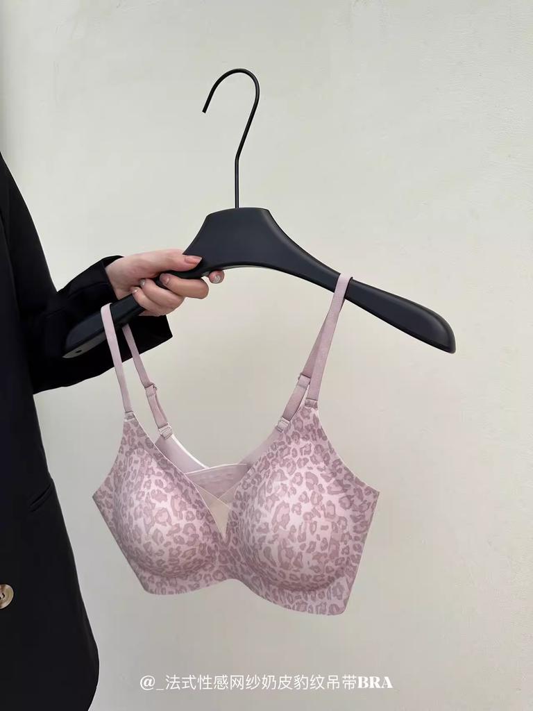Leopard comfortable! Milk skin light and seamless underwear women's no steel ring gather to show small French leopard print Spice Girls ins bra