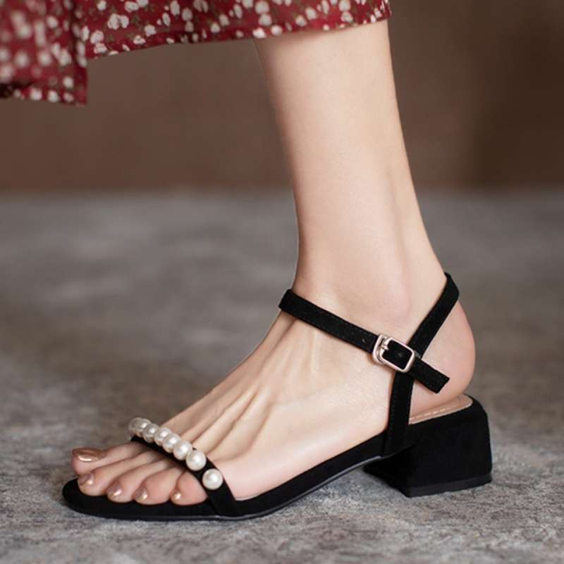 Weiches Leder mit französischen Perlensandalen Damen 2025 neu Sommer flacher Boden Römisch Abendbrise sanfter mittlerer Absatz schwarz
