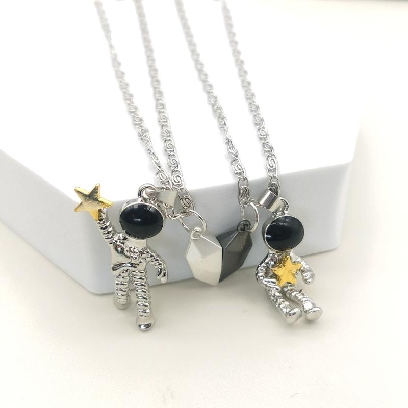 2PCS/set Fashion Astronaut Couple Necklace A Pair of Magnetic Astronaut Pendant Collarbone Chain Valentine Day Gift Jewelry