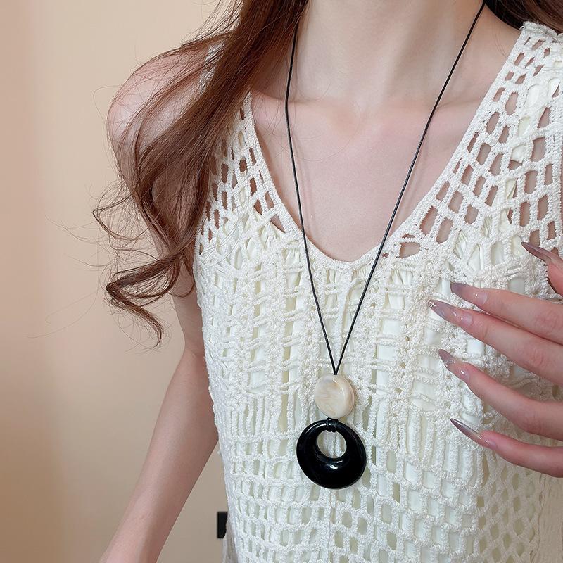 French Casual Wind Titanium Steel Triangle Necklace Light Luxury High Sense Simple Sweater Chain Trend Item Decoration Niche