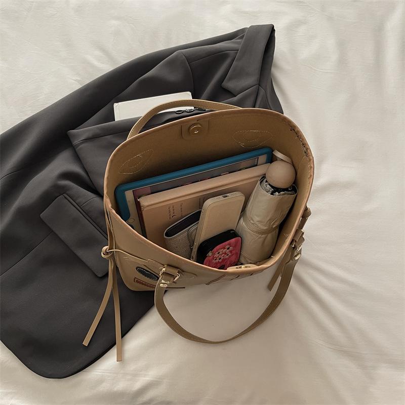 Retro Matte Tasche - Niedliche Bärenförmige Handtasche mit Großem Fassungsvermögen und Vielseitigem Design zum Tragen über einer Schulter.