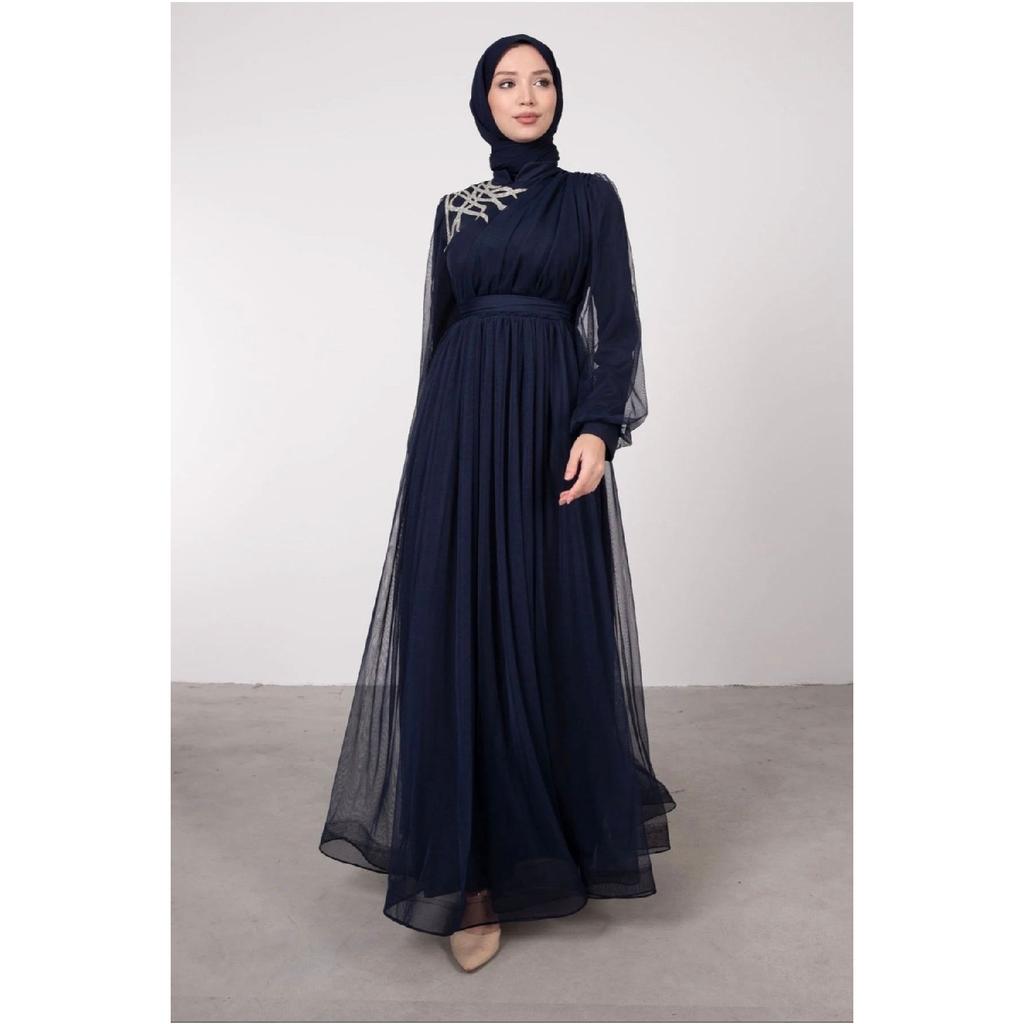 Вечірня сукня з фатину з драпірованим поясом і кам’яними деталями спереду