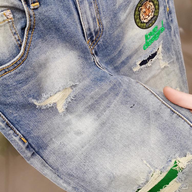 Blugi brodați la modă pentru bărbați, croială slim fit, cu detalii rupte elegante