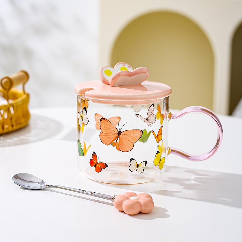 

Милая чашка из высокоборосиликатного стекла с бабочкой в подарок, чашка для воды, кружка с крышкой и ложкой, розовая, с девичьим сердечком, высокой ценности 501-600ml
