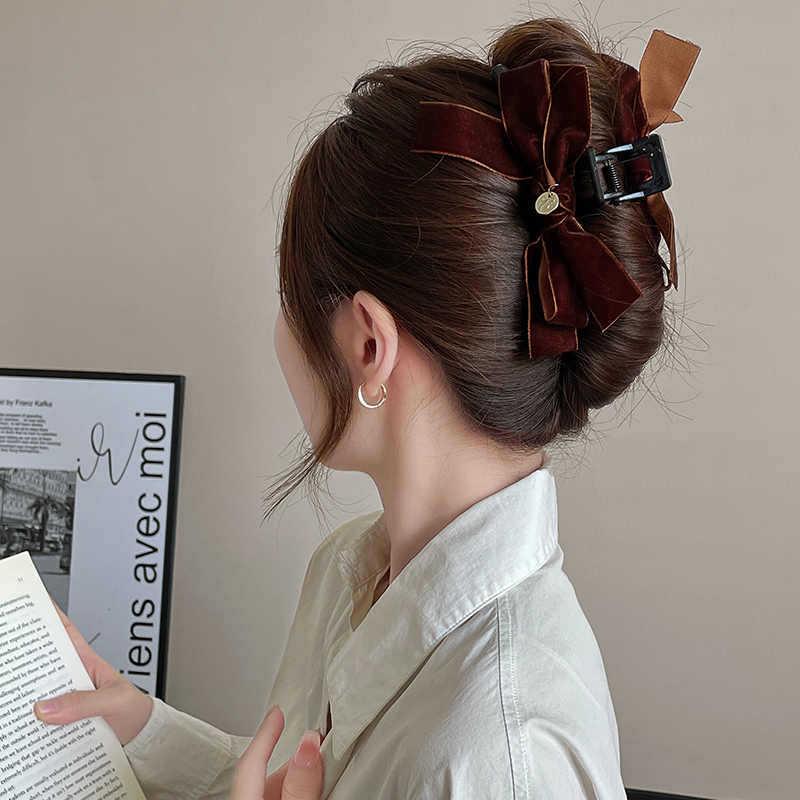 Elegant Black Velvet Claw Clip - High-End Retro Hair Accessory for Women, 2024 Autumn/Winter Style