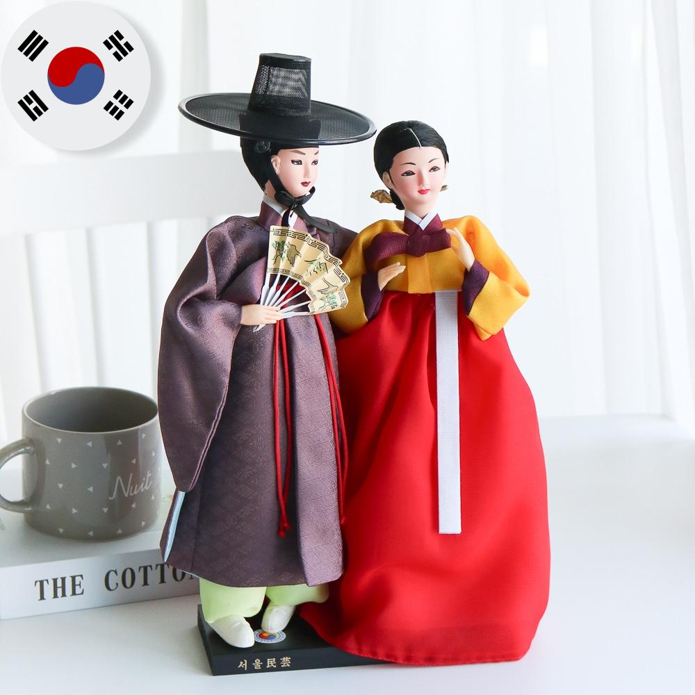 Pár tradičních korejských panenek v hanboku a gatu