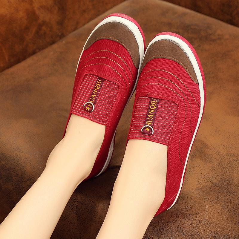 Women's Old Beijing Cloth Shoes: Durable, Non-Slip Cowhide Sole for Middle-Aged and Elderly.