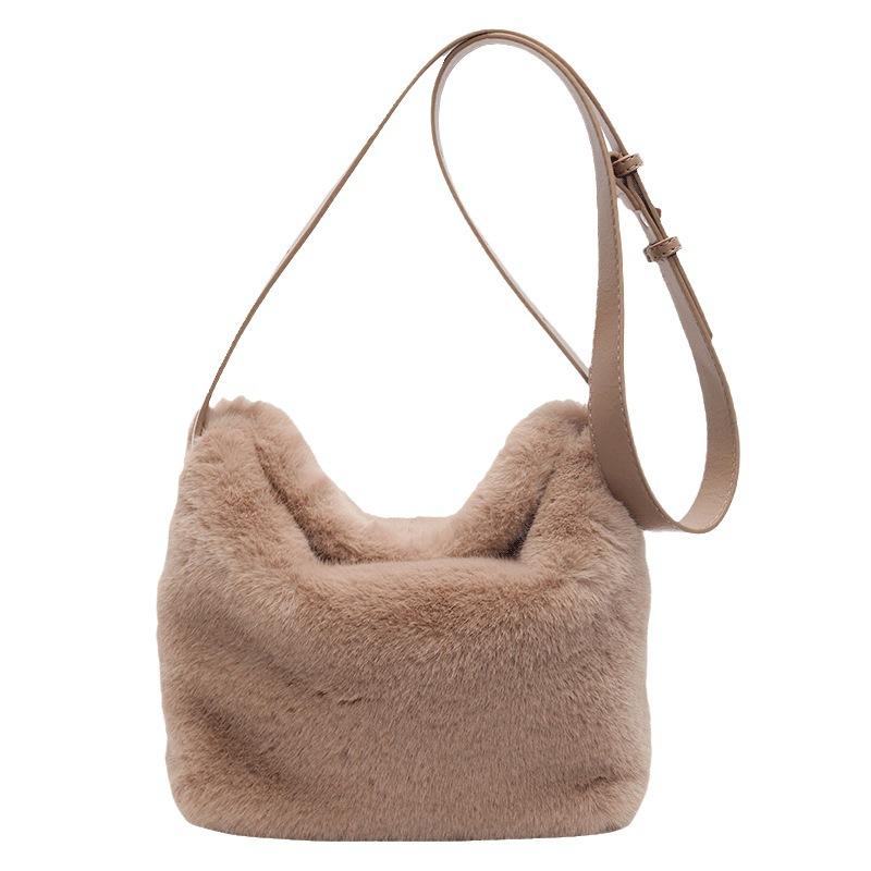 Niche design plush bag women's autumn and winter fashion portable out bucket bag simple casual messenger bag