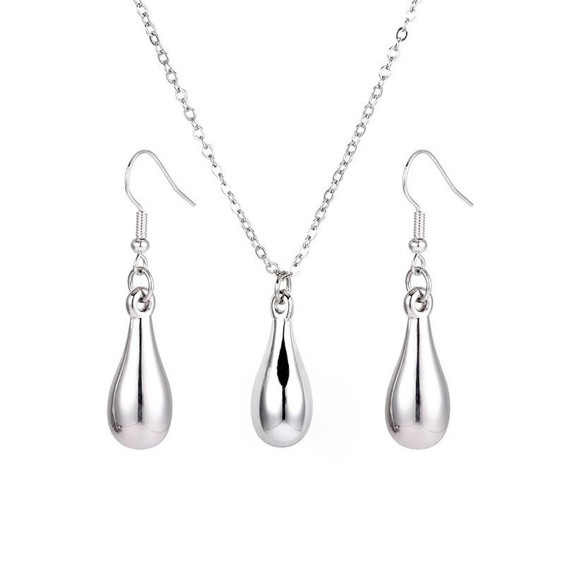 Modisches Set aus Halskette und Ohrringen