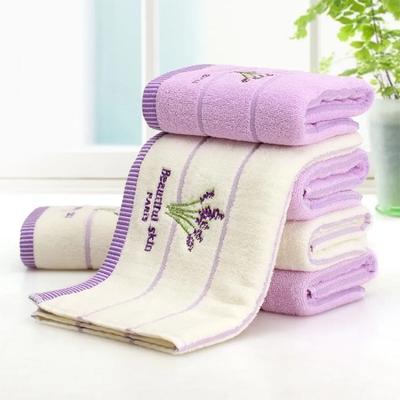 Badetuch-Set aus Baumwolle mit Aromatherapie und Stickerei in Lavendel- und Cremetönen