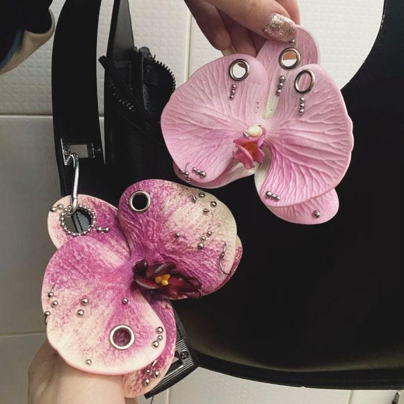 DIY Piercing Simulation Orchidee Schlüsselanhänger Gothic Simulation Dunkler Blumiger Anhänger Extravaganter Taschenanhänger für Rucksack Dekoration Alternative