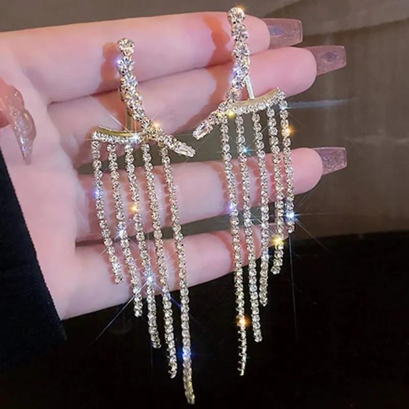 2 boucles d'oreilles pendantes incurvées pour femmes, élégantes boucles d'oreilles longues à pampilles en strass, magnifique zircon, cadeau de rendez-vous