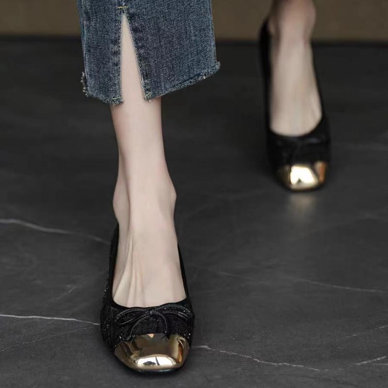 

Мода 2025 Новые женские туфли-лодочки Модные балетки на низком каблуке Комфортные туфли с квадратным носком и неглубоким вырезом Лаконичные туфли с металлической отделкой и бантом 35 чёрный