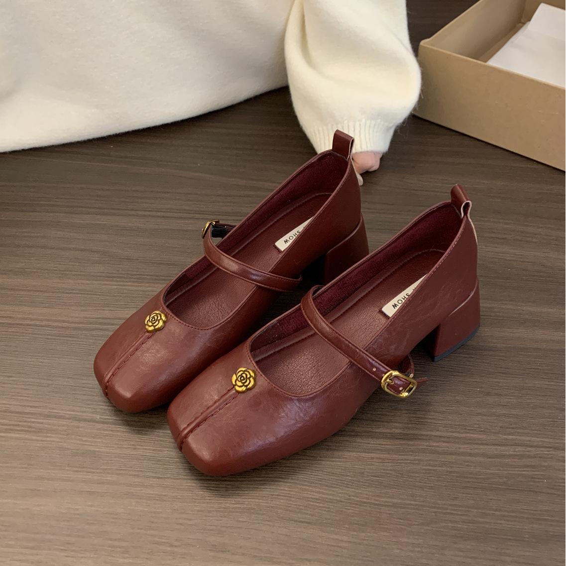 

Весенние новые туфли-лодочки с металлической пряжкой, толстым каблуком и средним каблуком, туфли на низком каблуке с мелким вырезом, женские туфли с квадратным носком 40 красный