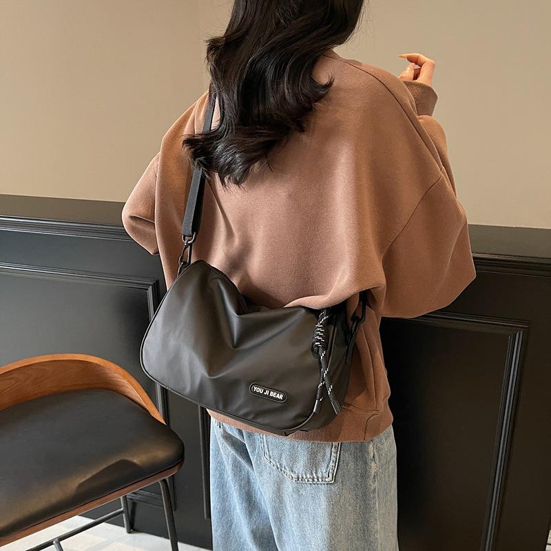 Casual niche design pillow bag 2025 spring personalized new fashion messenger bag simple shoulder armpit bag
